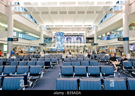 HOUSTON, Texas, Vereinigte Staaten — das Innere des George Bush Intercontinental Airport (IAH) bietet ein modernes und geschäftiges Flugdrehkreuz. Diese weitläufige Anlage, einer der geschäftigsten Flughäfen in den Vereinigten Staaten, verfügt über große Hallen mit hohen Decken, zahlreiche Check-in-Schalter, Sicherheitskontrollen und eine Vielzahl von Geschäften und Restaurants. Als bedeutendes internationales Gateway und Drehkreuz von United Airlines spiegelt das Design des Flughafens seine Rolle bei der Erleichterung des innerstaatlichen und globalen Flugreisens wider. Stockfoto