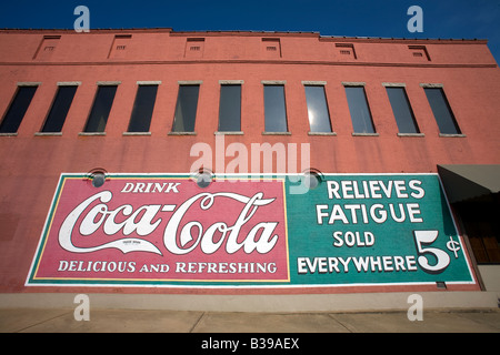 Ein Vintage Coca Cola Schild gemalt an der Seite eines Gebäudes in der Innenstadt von Rogers, Arkansas, Vereinigte Staaten von Amerika Stockfoto