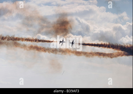 Royal Air Force Aerobatic Team, die Red Arrows mit Rauch Wege überqueren Stockfoto