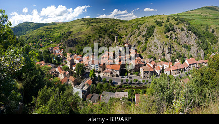 Saint-Floret, ein Dorf der Auvergne (Puy-de-Dôme - Frankreich). Dorf Auvergne de Saint-Floret (Puy-de-Dôme - Frankreich). Stockfoto