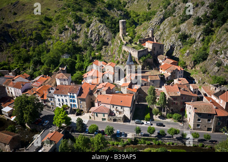 Saint-Floret, ein Dorf der Auvergne (Puy-de-Dôme - Frankreich). Dorf Auvergne de Saint-Floret (Puy-de-Dôme - Frankreich). Stockfoto