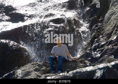 fällt Teenager sitzen vor Bogen-Gletscher - Banff Nationalpark, Kanada Stockfoto