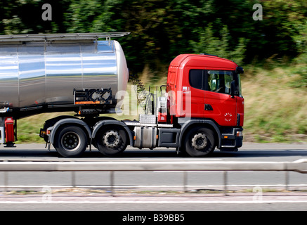 Tanker-LKW mit Geschwindigkeit auf der Autobahn M40 England UK Stockfoto