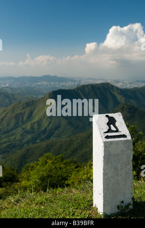 Ein Blick auf China von Tai Po Shan Landschaftspark New Territories Hong Kong China. Stockfoto