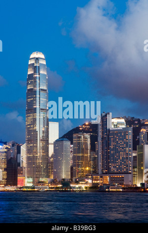 "Die Skyline von der Central Business District von Hong Kong Island in einer klaren Nacht in Hong Kong" Stockfoto