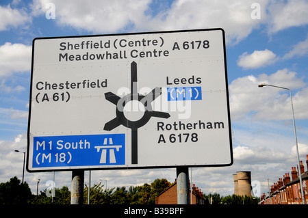 Wegweiser mit Tinsley Kühltürme in den Hintergrund 12 Stunden vor den Türmen am 24. August 2008, Sheffield, England abgerissen wurden, Großbritannien Stockfoto