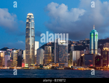 "Die Skyline von der Central Business District von Hong Kong Island in einer klaren Nacht in Hong Kong" Stockfoto