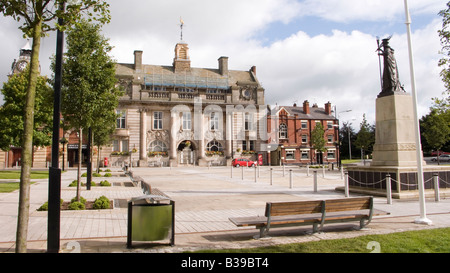 Gemeindehaus mit Kriegerdenkmal in Crewe UK Stockfoto