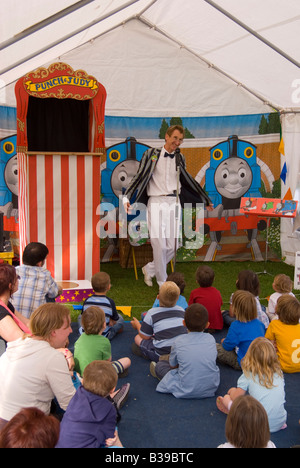 POZ der Kinder-Entertainer und Zauberer macht eine Live-Show am Bressingham, Norfolk, Großbritannien Stockfoto