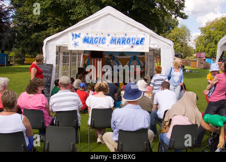 POZ der Kinder-Entertainer und Zauberer macht eine Live-Show am Bressingham, Norfolk, Großbritannien Stockfoto