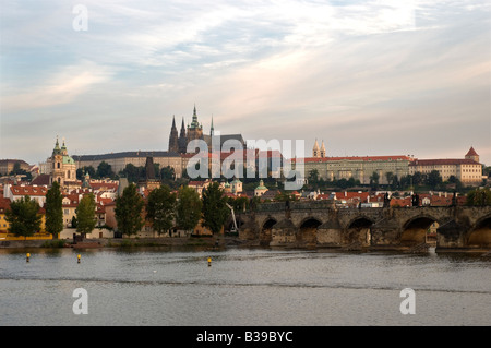 Prager Burg und Charles Bridge vom Ostufer des Flusses Vltava gesehen Stockfoto