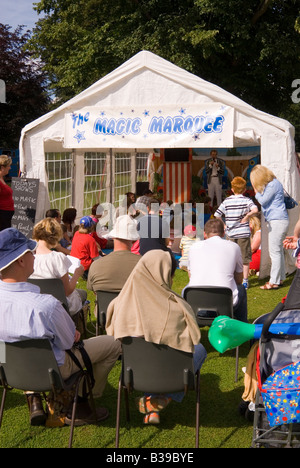 POZ der Kinder-Entertainer und Zauberer macht eine Live-Show am Bressingham, Norfolk, Großbritannien Stockfoto