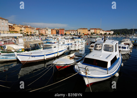 Boote-Yachten im Hafen Marina im Zentrum von Rovinj in Istrien Kroatien Stockfoto