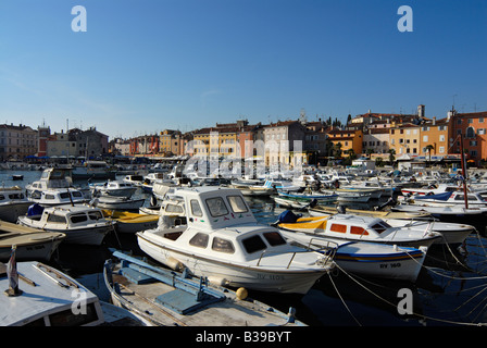 Boote-Yachten im Hafen Marina im Zentrum von Rovinj in Istrien Kroatien Stockfoto