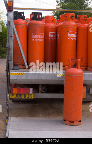 Propangasflaschen (Calor) auf der Rückseite eines LKW entladen wird Stockfoto