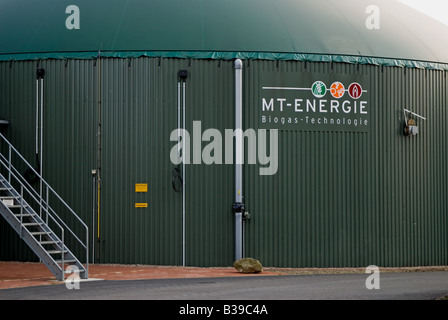 Biogas-Panzer auf einem Bauernhof, die Erzeugung von Strom in das Dorf Strohen, Niedersachsen, Deutschland. Stockfoto