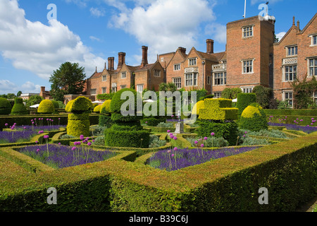 Blick auf Gärten und großen fördert Haus, Stroude, Egham, Surrey. Stockfoto