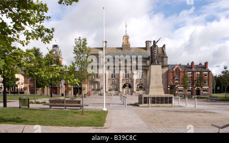 Gemeindehaus mit Kriegerdenkmal in Crewe UK Stockfoto