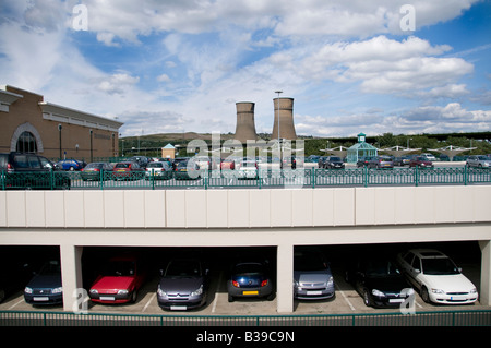 Tinsley Kühltürme von Meadowhall Shopping Centre, 12 Stunden vor den Türmen am 24. August 2008, Sheffield, England abgerissen wurden, Großbritannien Stockfoto