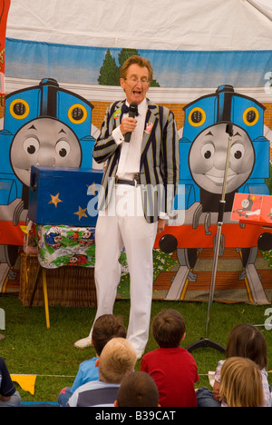 POZ der Kinder-Entertainer und Zauberer macht eine Live-Show am Bressingham, Norfolk, Großbritannien Stockfoto