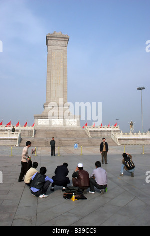 Touristen stehen und nach vorne schauen, am Denkmal des Volkes '' s Helden am Tiananmen-Platz in Peking, China Stockfoto