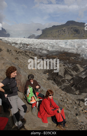 Touristen, die gerade Svinafellsjokull Gletscher in Skaftafell-Nationalpark, Island. Stockfoto