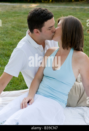 Ein Liebespaar im Park faulenzen Stockfoto