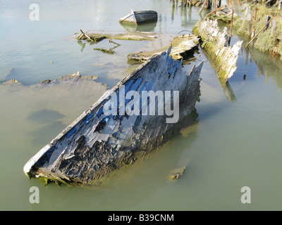 Wrack-Boot am Fluss Arun Littlehampton Hafen West Sussex England Stockfoto