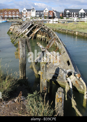 Wrack-Boot am Fluss Arun Littlehampton Hafen West Sussex England Stockfoto