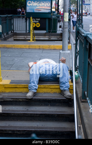 Ein Bauarbeiter nimmt sich eine Auszeit in der Nähe von R und W u-Bahnstation in City Hall in Manhattan Stockfoto