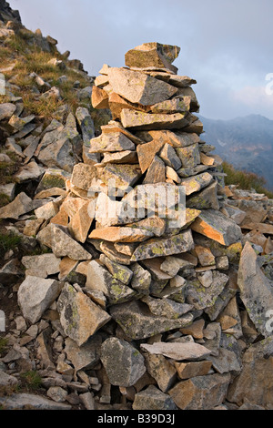 Steinhaufen auf markierten Weg in die World Heritage Site Nationalpark Pirin Bulgarien Stockfoto