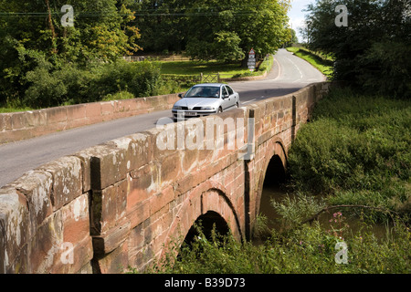 UK Cheshire Aldford Auto Kreuzung Brücke über Fluss Dee bei Ford an Watling Straße Römerstraße Stockfoto