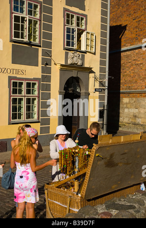 Marktständen verkaufen Souvenirs und Kunsthandwerk in der St. Peterskirche in der alten Stadt Riga Lettland Europa Stockfoto