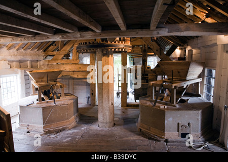 Interieur aus Holz, der die historische Getreidemühle Bataaf in ... Interieur aus Holz, der die historische Getreidemühle Bataaf in ...