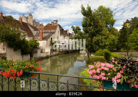 Restaurantterrasse des Hotel Georges Sand Hotel mit Blick auf Fluss Indre, Loches, Indre-et-Loire, Frankreich. Stockfoto