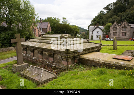 UK Cheshire Harthill All Saints Churchyard Barbour Familiengrab Stockfoto