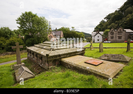 UK Cheshire Harthill All Saints Churchyard Barbour Familiengrab Stockfoto