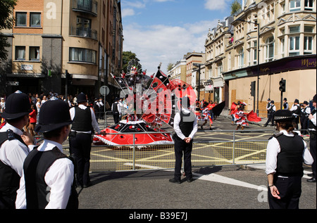 Offiziere der Polizei Londoner Metropolitain halten ein Auge auf die Feierlichkeiten während der Notting Hill Carnival Stockfoto