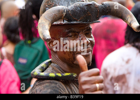 Mann trägt Hörner Kostüm geben Daumen hoch Notting Hill Carnival London UK 24. August 2008 Stockfoto