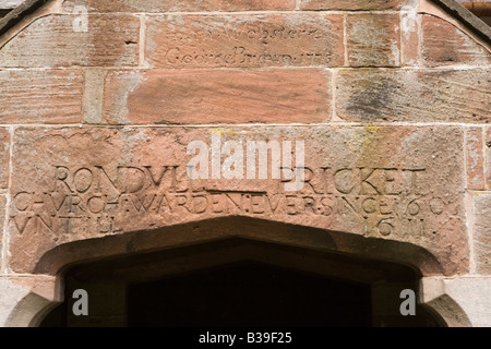 UK Cheshire Harthill alle Heiligen Kirche aus dem 17. Jahrhundert Namen eingeschrieben über Tür Stockfoto