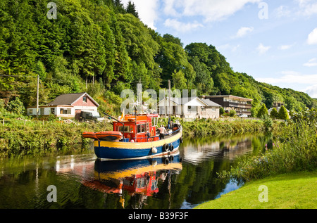 Bunte Schiff hat eines der Schlösser nur auf Crinan Canal bei Cairnbaan in Argyll Schottland links Richtung Osten in Richtung Loch Fyne Stockfoto