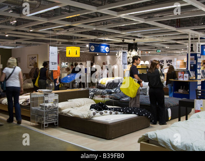 Bett-Abteilung - Ikea - Milton Keynes - Buckinghamshire Stockfoto