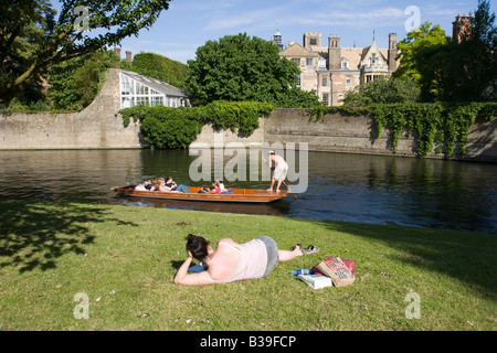 Touristen auf dem Fluss Cam Cambridge Cambridgeshire Stechkahn fahren Stockfoto