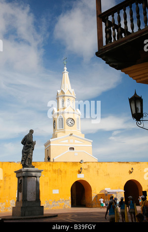 Die berühmten Clocktower Cartagenas de Indiens mit der Statue von Pedro de Heredia im Vordergrund Stockfoto