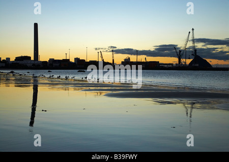 Sonnenuntergang über Port Taranaki und neues Plymouth Kraftwerk New Plymouth Taranaki Nordinsel Neuseeland Stockfoto