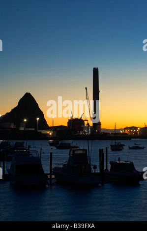 Sonnenuntergang über Port Taranaki Plymouth Kraftwerk und Paritutu neue Plymouth Taranaki Nordinsel Neuseeland Stockfoto