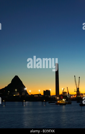 Sonnenuntergang über Port Taranaki Plymouth Kraftwerk und Paritutu neue Plymouth Taranaki Nordinsel Neuseeland Stockfoto