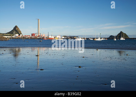 Port Taranaki Paritutu und neues Plymouth Kraftwerk New Plymouth Taranaki Nordinsel Neuseeland Stockfoto