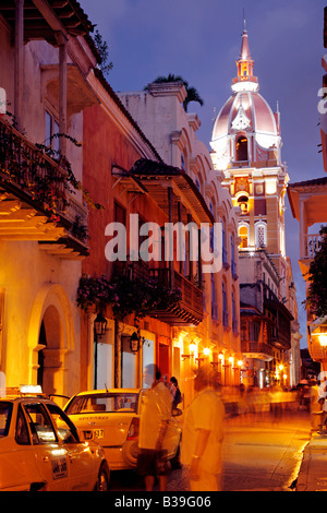 Cartagena-Kathedrale und Straßen in der Nacht Stockfoto