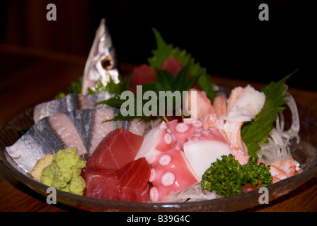 Eine Platte mit frischen gemischte Sashimi in einem Izakaya Restaurant in Zentraljapan. Stockfoto